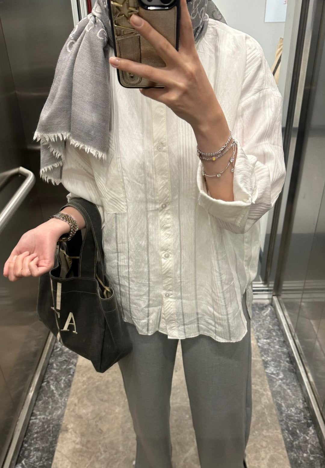 BEYAZ CIZGILI GOMLEK / GRI YANDAN YIRTMACLI PANTOLON - nuha collection